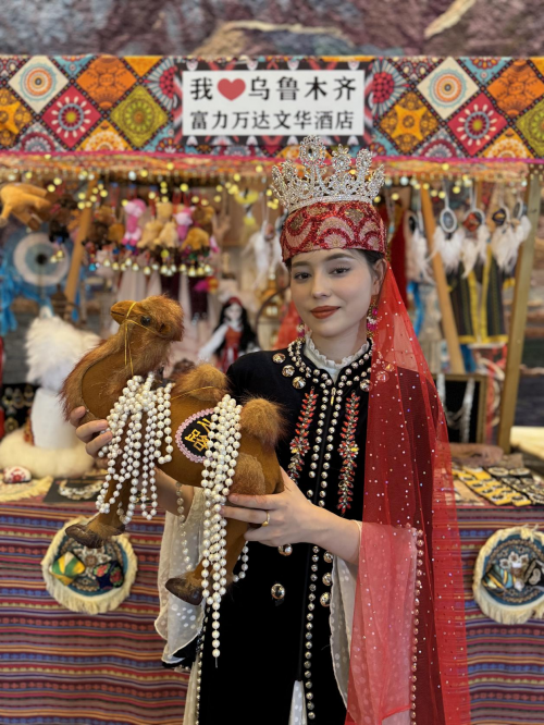 力万达文华酒店非遗小花帽馆开放！开元棋牌西域花冠幻境 乌鲁木齐富(图2)